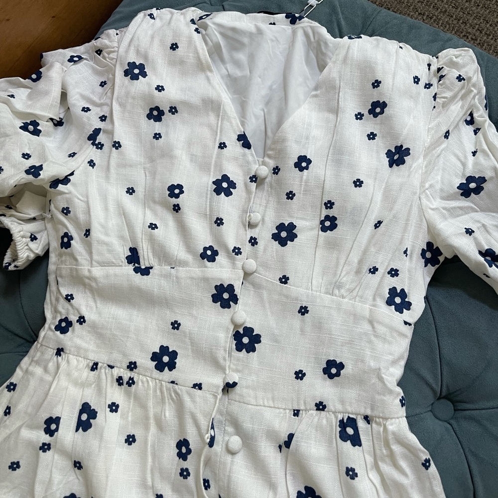 Petite Studio - beautiful blue/white floral